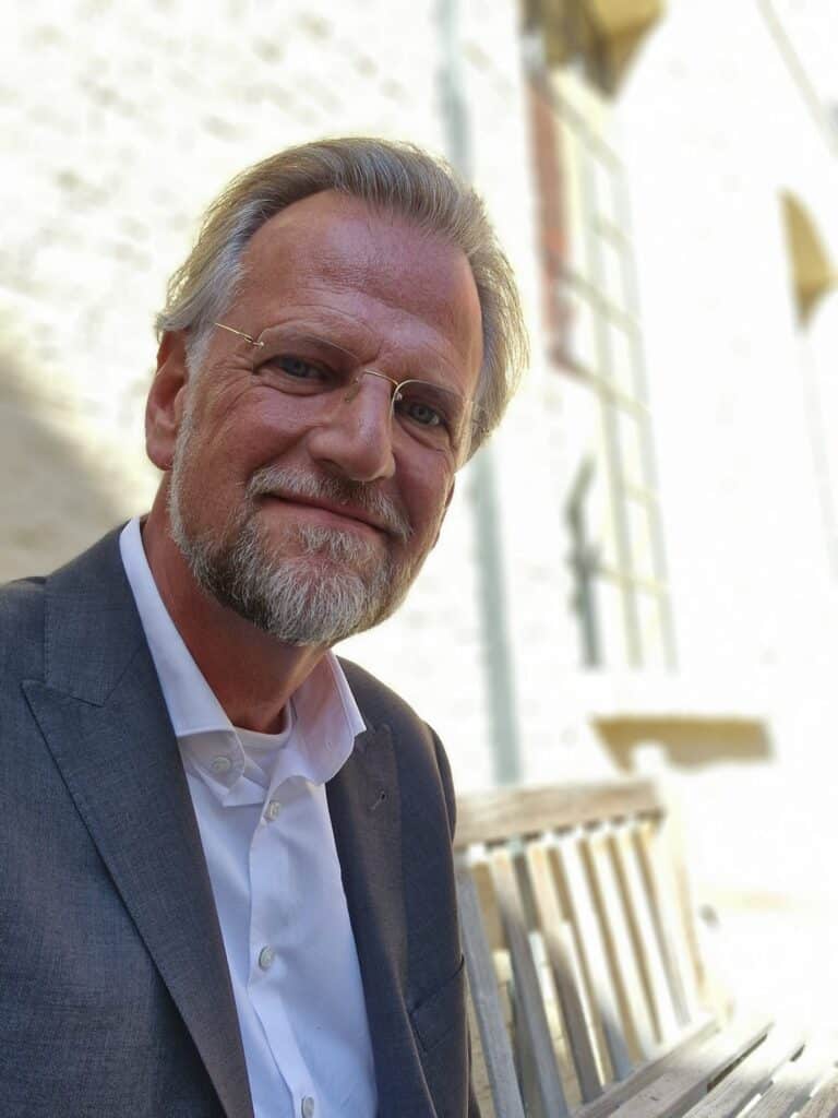 Portretfoto van Prof.dr.mr. Eric van de Luijtgaarden